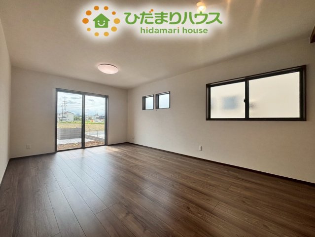 熊谷市上之　第8期　新築一戸建て　ワイウッドコート　04の居間・リビング|大きな窓から温かい光がたっぷりと差し込む、広々としたリビングです！
家族団らんの時間も増えそうですね(*^-^*)