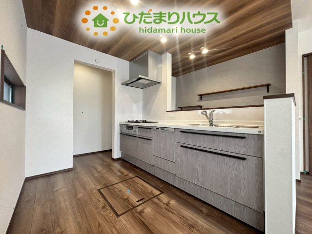 熊谷市上之　第8期　新築一戸建て　ワイウッドコート　04のキッチン|お洒落な配色のキッチンで毎日のお料理が楽しくなりますね！
