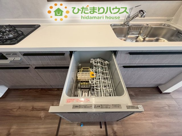 熊谷市上之　第8期　新築一戸建て　ワイウッドコート　04の設備|手荒れを防ぎ、食後の後片付けの時間を大幅に短縮してくれる便利な食器洗い乾燥機付きです！
浮いた時間でゆっくりと家族団らんを楽しめます！
