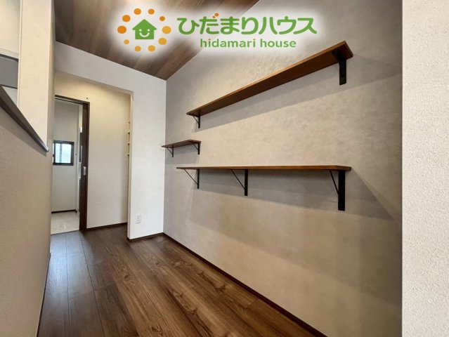 熊谷市上之　第8期　新築一戸建て　ワイウッドコート　04の内装|キッチンには調味料やレシピ本を置ける便利なオープンシェルフが備わっています！
必要な時にすぐ取り出せる配置により、お料理の効率が格段にアップしますね♪