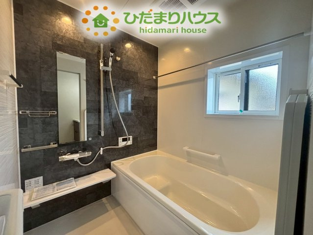 熊谷市上之　第8期　新築一戸建て　ワイウッドコート　04の浴室|一日の疲れをゆったりと癒せる、1坪タイプの広々としたバスルームです！
アクセントパネルがお洒落な雰囲気を演出し、リラックスタイムを格上げします♪