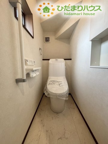 熊谷市上之　第8期　新築一戸建て　ワイウッドコート　04のトイレ|トイレには小窓が付いており換気もバッチリ◎
清潔感溢れる空間になっております！