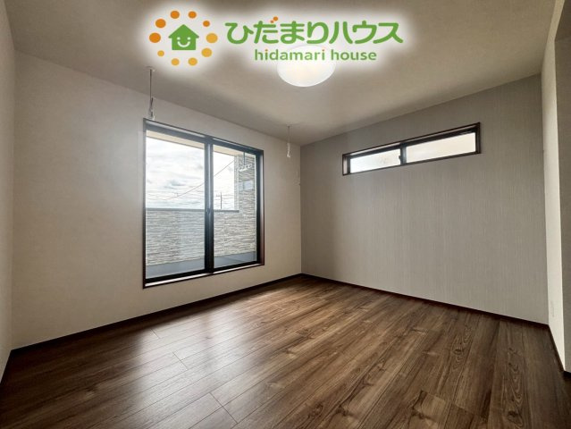 熊谷市上之　第8期　新築一戸建て　ワイウッドコート　04の寝室|バルコニーに面した洋室は主寝室にピッタリ！
落ち着いた内装が、心地よい眠りを誘ってくれます！