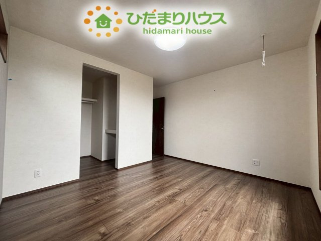 熊谷市上之　第8期　新築一戸建て　ワイウッドコート　04の寝室|大きなベットを置いても余裕の広さがありますね(-ω-)/