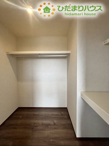 熊谷市上之　第8期　新築一戸建て　ワイウッドコート　04の収納|主寝室に備わった大容量のWICです！
ハンガーパイプと棚が設置されており、お洋服からバッグまで効率よく整理できます！