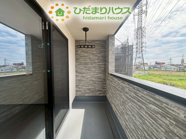 熊谷市上之　第8期　新築一戸建て　ワイウッドコート　04のバルコニー|陽当たりを最大限に活かせる南向きのバルコニーです☆
お洗濯物もカラッと乾きます！