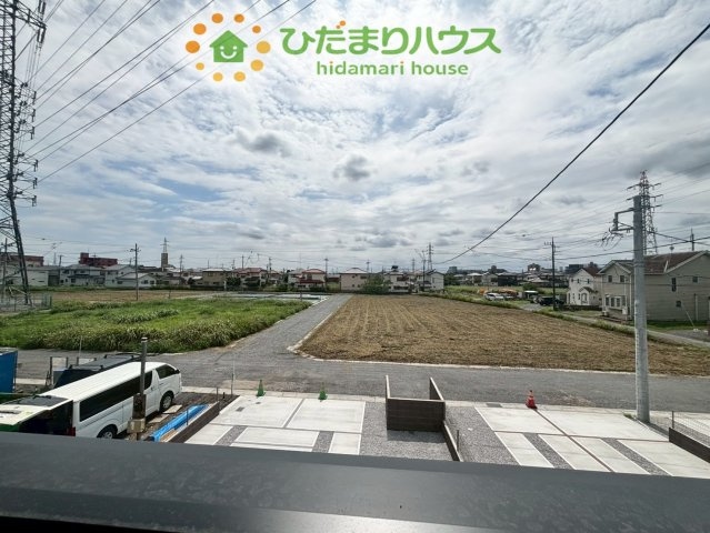 熊谷市上之　第8期　新築一戸建て　ワイウッドコート　04の前面道路含む現地写真|バルコニーからは周囲を見渡せる開放的な景色が広がっています！
遮るものが少ないため、遠くまで見通せて気分転換にも最適ですね♪
