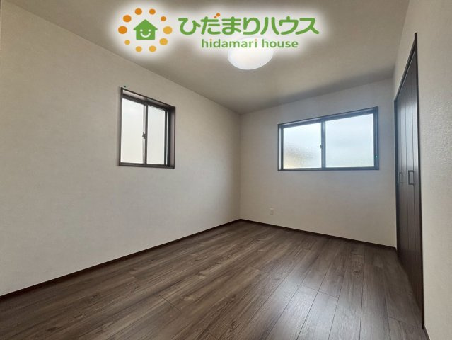 熊谷市上之　第8期　新築一戸建て　ワイウッドコート　04の子供部屋|明るい二面採光で学習に集中できる環境です！
机にベットを置けば子供部屋の完成★				
