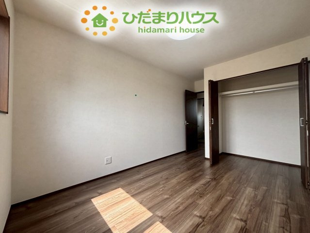 熊谷市上之　第8期　新築一戸建て　ワイウッドコート　04の洋室|各居室にクローゼットが標準装備されているため、家具を買い足す必要がありません！
お部屋を広く使えるだけでなく、床面の掃除もしやすくなり一石二鳥ですね♪