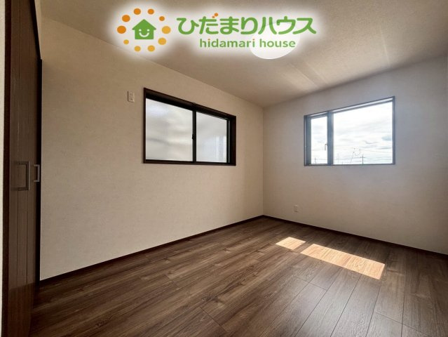 熊谷市上之　第8期　新築一戸建て　ワイウッドコート　04の洋室|二つの窓から明るい光が差し込む、風通しの良い居室です！
ベッドや机の配置がしやすく、限られたスペースを最大限に有効活用できる設計です！