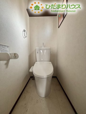 熊谷市上之　第8期　新築一戸建て　ワイウッドコート　04のトイレ|階にもトイレが完備されているため、朝の忙しい時間帯や夜間の利用も非常に便利です！
階段を降りる手間が省けるので、寝室からの移動も楽々♪