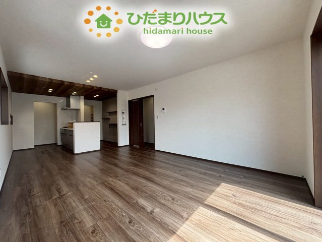 熊谷市上之　第8期　新築一戸建て　ワイウッドコート　04の居間・リビング|ゆとりのある広さのLDKは18帖！
お掃除も楽々なフローリング仕様で、毎日を心地よく過ごせます♪
