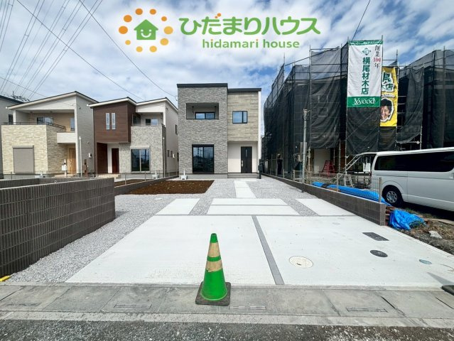 熊谷市上之　第8期　新築一戸建て　ワイウッドコート　04の駐車場|並列2台駐車できる、広々としたカースペースです！
朝の忙しい時間帯もスムーズに出庫できるため、通勤や送迎もストレスなく行えます！