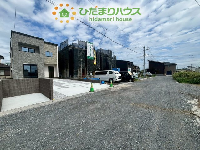 熊谷市上之　第8期　新築一戸建て　ワイウッドコート　04の前面道路含む現地写真|前面道路は幅員6ｍ！お車の出し入れもスムーズに行えます！
交通量も比較的少なく、落ち着いた住環境が保たれていますね♪
