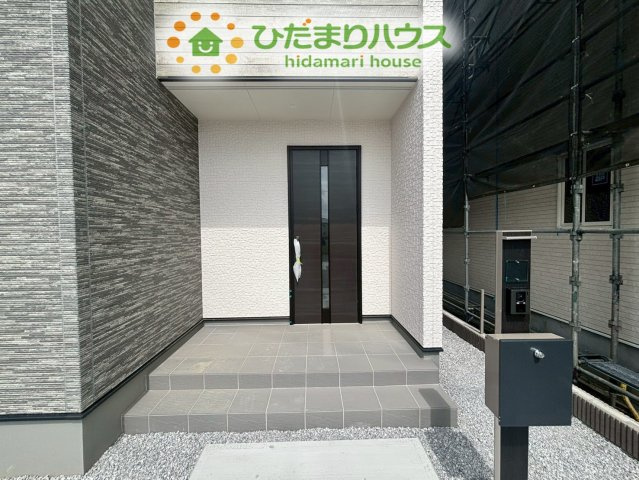 熊谷市上之　第8期　新築一戸建て　ワイウッドコート　04のエントランス|落ち着いた色調のタイルで装飾された、上品な雰囲気の玄関アプローチです！
屋根があるため、雨の日でも慌てず傘を差して外出の準備が整えられます！