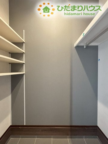 熊谷市上之　第8期　新築一戸建て　ワイウッドコート　04の収納|大容量のシューズクローゼット。
ベビーカーやアウトドア用品などをそのまま収納できるため、お部屋を汚さず片付けられます！