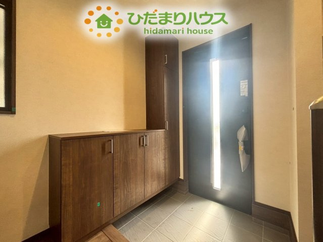 熊谷市上之　第8期　新築一戸建て　ワイウッドコート　04の玄関|玄関にはシューズボックスが備え付けられており、家族全員の靴をすっきり収納可能です◎
明るく清潔感のある空間が出迎えてくれます！