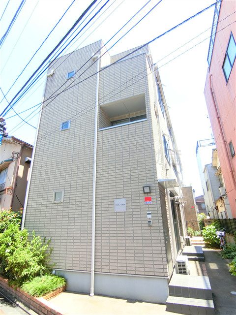 マリクレール蒲田(カマタ)の外観|2005年12月築　木造地上3階建て　東京都大田区蒲田本町2丁目　JR京浜東北線蒲田駅、京急本線雑色駅徒歩圏内の人気賃貸アパート！
