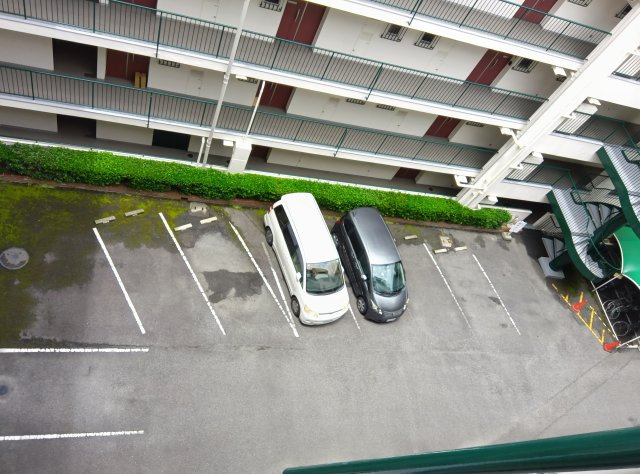 岡本センチュリーマンションの駐車場