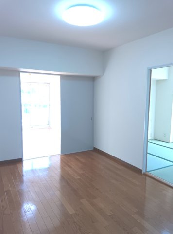 岡本センチュリーマンションの居間・リビング