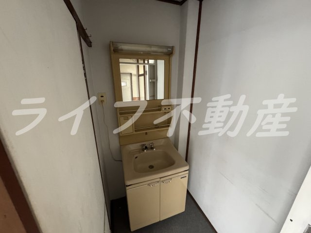 セントラルパークビルの独立洗面台|朝の支度にも助かる、独立の洗髪洗面化粧台