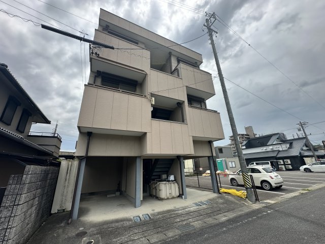 グレイス梅坪の駐車場