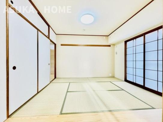 ピュアハイツ南万騎が原の和室|洗濯物を畳んだりお昼寝したり何かと重宝するリビングの隣の和室です。