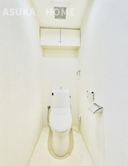 ピュアハイツ南万騎が原のトイレ|温水洗浄便座のトイレ設備です！トイレ上部にはあると便利な吊戸棚を設置！