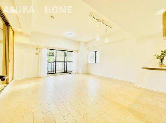 ピュアハイツ南万騎が原の居間・リビング|広いLDKは家具の配置の悩みもなく開放的な空間になっているので、是非ご見学ください。