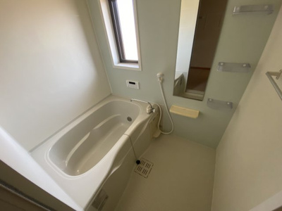 【浴室】 | グリーン・コートⅠ | 換気のできる窓があります