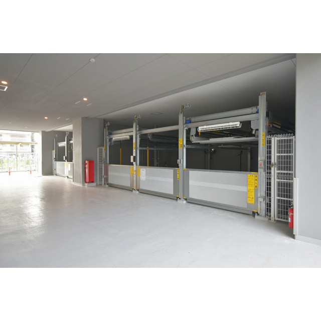 TOPAZ江坂の駐車場