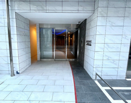 セレニテ本町リアンのエントランス