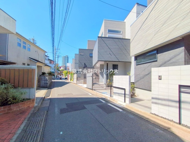 練馬区東大泉3丁目　ゆとりの空間設計　大型デザイン邸宅の前面道路含む現地写真