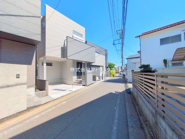 練馬区東大泉3丁目　ゆとりの空間設計　大型デザイン邸宅の前面道路含む現地写真