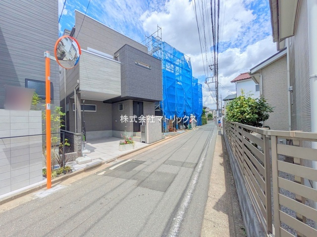 練馬区東大泉3丁目　ゆとりの空間設計　大型デザイン邸宅の前面道路含む現地写真|B号棟