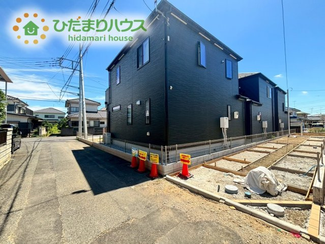 鴻巣市小松第3　新築戸建　リーブルガーデン02の前面道路含む現地写真