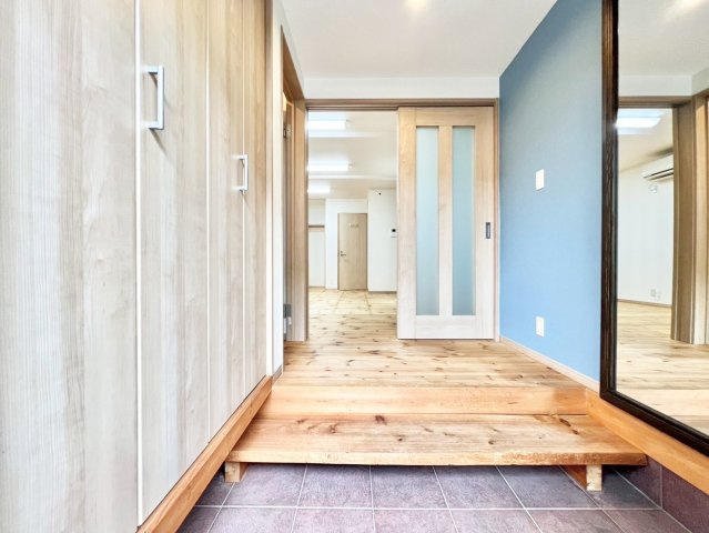 世田谷区北烏山6丁目　中古戸建の玄関|住む人や訪れる人を心地よく迎え入れてくれる玄関。

ご内見希望・資料請求などお気軽にお問い合わせ下さい！
03-5990-5201