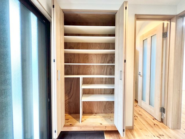 世田谷区北烏山6丁目　中古戸建の収納|玄関横にはシューズボックスがついているため、片付いた玄関がキープできます！

ご内見希望・資料請求などお気軽にお問い合わせ下さい！
03-5990-5201