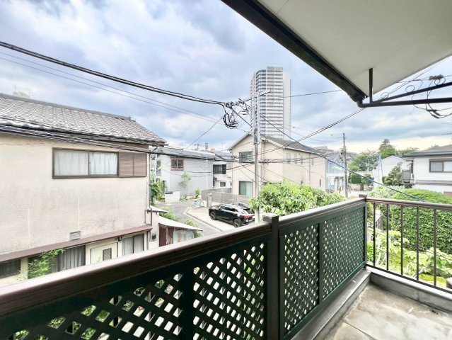 世田谷区北烏山6丁目　中古戸建のバルコニー|大きな空に包まれて、太陽の光をたっぷりと浴びながら過ごす毎日は、自然と家族の笑顔で溢れます。

ご内見希望・資料請求などお気軽にお問い合わせ下さい！
03-5990-5201