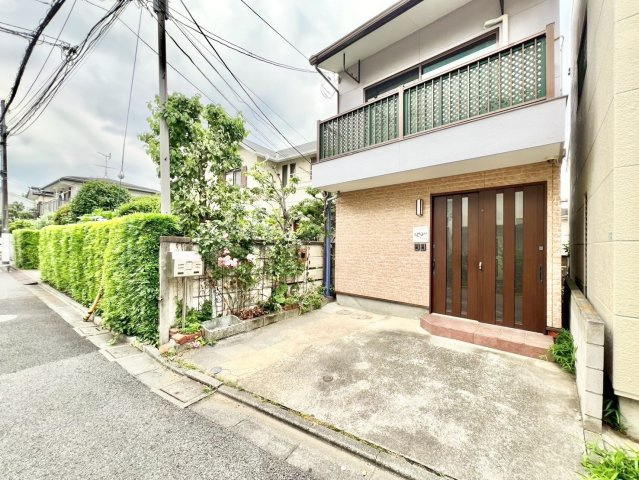 世田谷区北烏山6丁目　中古戸建の前面道路含む現地写真|子育てしやすい住環境！教育施設や商業施設も徒歩圏内に充実。

ご内見希望・資料請求などお気軽にお問い合わせ下さい！
03-5990-5201