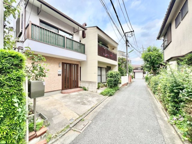 世田谷区北烏山6丁目　中古戸建の前面道路含む現地写真|自然と触れ合い・便利で安心な暮らしを！

ご内見希望・資料請求などお気軽にお問い合わせ下さい！
03-5990-5201
