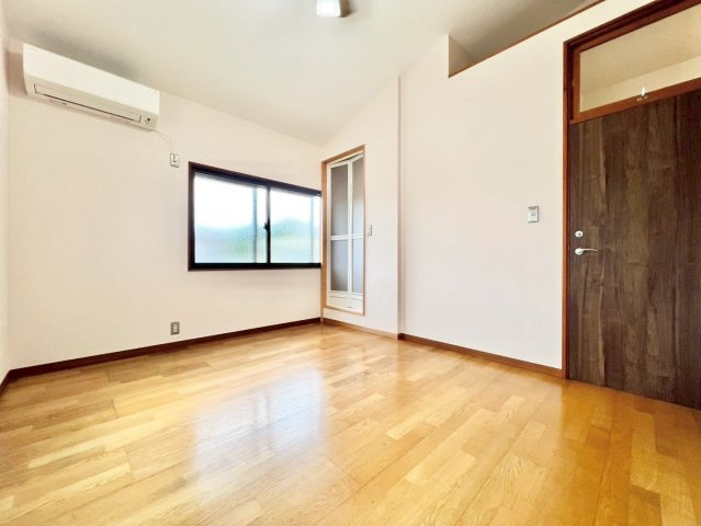 世田谷区北烏山6丁目　中古戸建の洋室|自分だけのプライベート空間。明るく温もりを感じることができる居室です。

ご内見希望・資料請求などお気軽にお問い合わせ下さい！
03-5990-5201