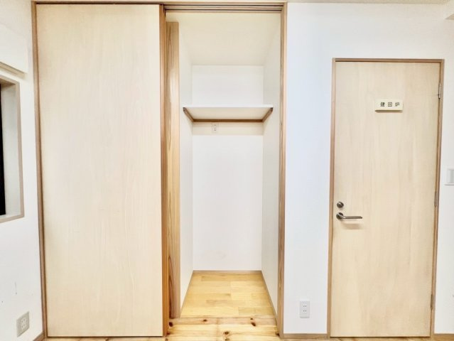 世田谷区北烏山6丁目　中古戸建の洋室|部屋収納もバッチリです！見せる収納も流行っていますが、やはり見せない収納も大切ですね。

ご内見希望・資料請求などお気軽にお問い合わせ下さい！
03-5990-5201