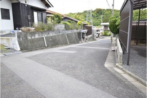 【前面道路含む現地写真】 | 前面道路も広いため駐車も楽々です。