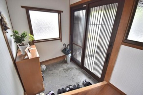 【玄関】 | 玄関は収納もあり多くの靴を保管可能です。
床はタイルですのでお掃除も楽々です。