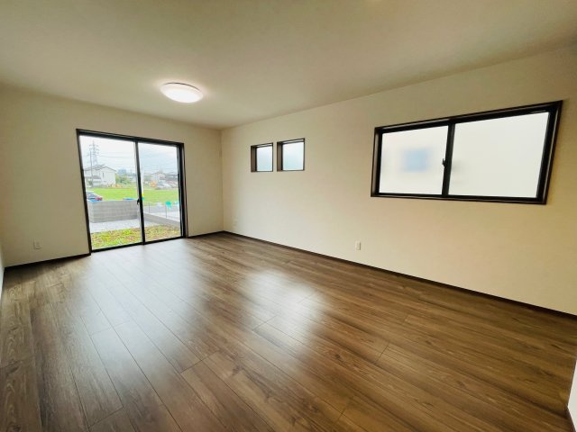 【居間・リビング】 | 熊谷市上之第8期　ワイウッドコート　新築戸建　全8区画　4号棟