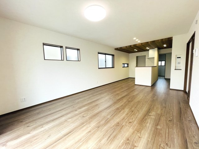 【居間・リビング】 | 熊谷市上之第8期　ワイウッドコート　新築戸建　全8区画　4号棟