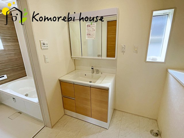 北本市本宿6丁目　3期　新築一戸建て　ブルーミングガーデン　01の独立洗面台|独立洗面台、小物を置くことができて便利です