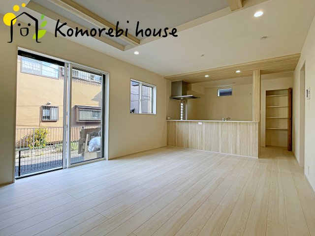 北本市本宿6丁目　3期　新築一戸建て　ブルーミングガーデン　01の居間・リビング|使いやすい居間です