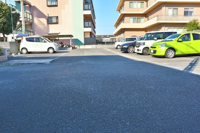 岸和田市三田町の賃貸マンションの駐車場|カースペースがあります